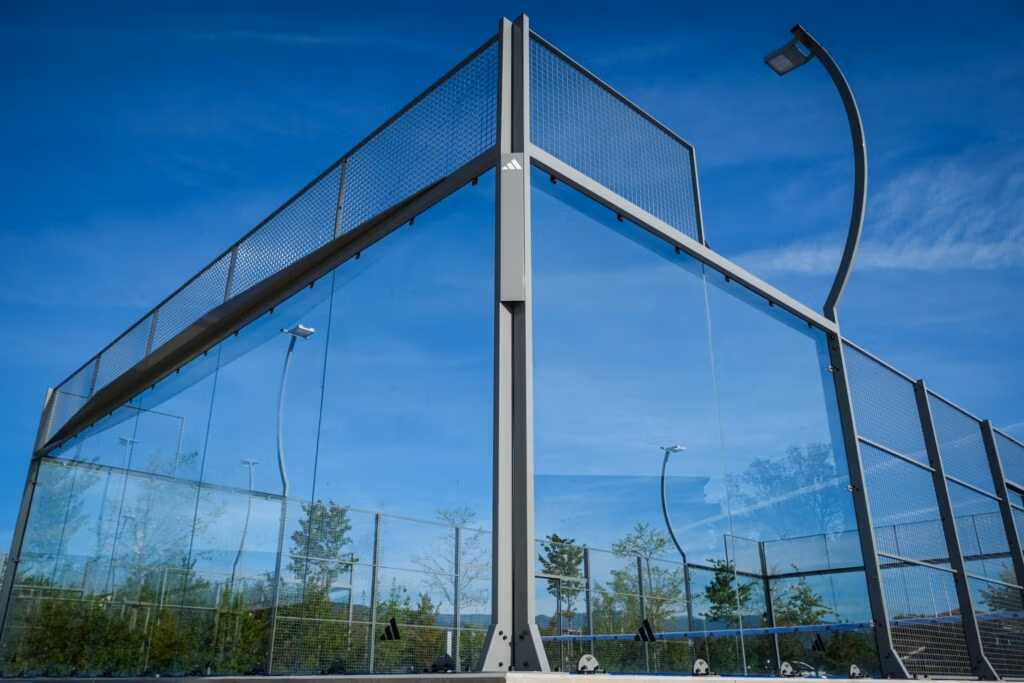 Structure d'un court de padel adidas, installé à Mies.