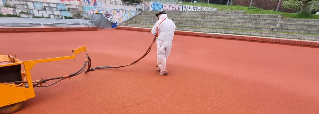 Entretien d'un terrain multisport.