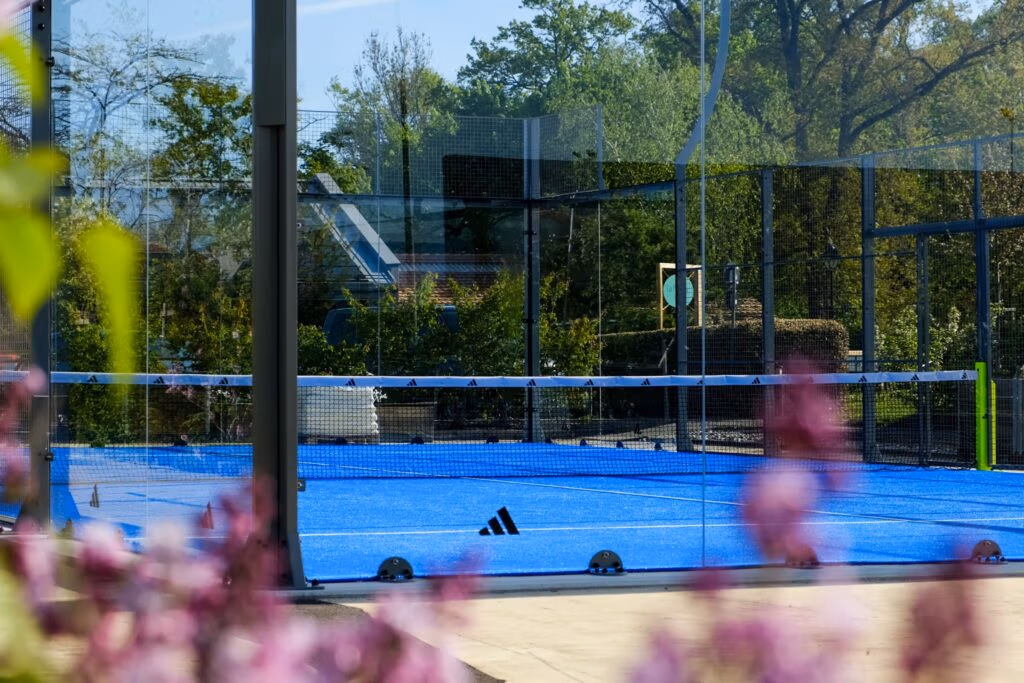 Court de padel installé par Terrasport SA à Mies.