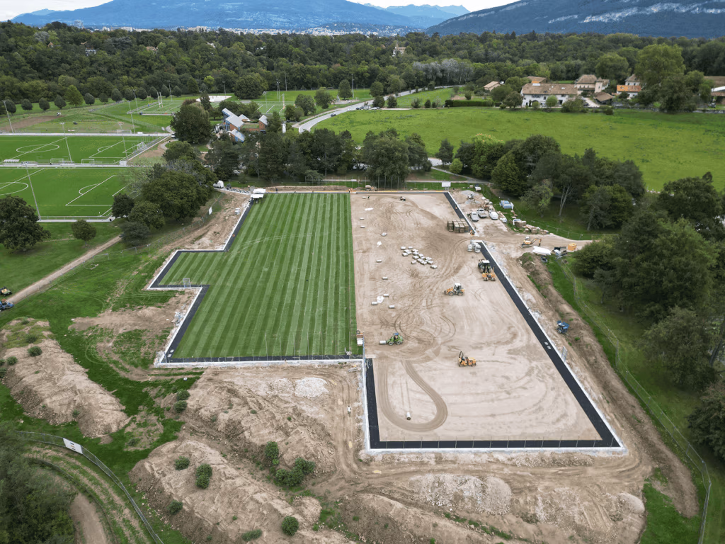 Plaquage du gazon naturel au nouveau centre d'entraînement du Servette FC.