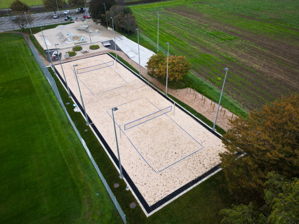 Création de deux terrains de beach-volley au centre sportif d'En-Bord.