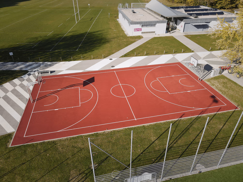 Point de vue aérien d'un terrain de basketball au centre sportif de Dorigny.