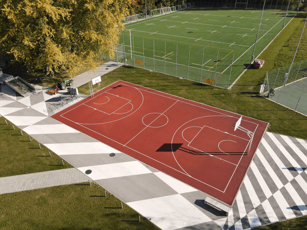 Création d'un terrain de basketball en EPDM, au centre sportif universitaire de l'UNIL-EPFL.