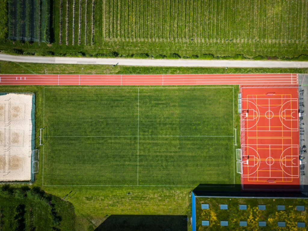 Point de vue aérien des infrastructures sportives du gymnase de Marcelin.
