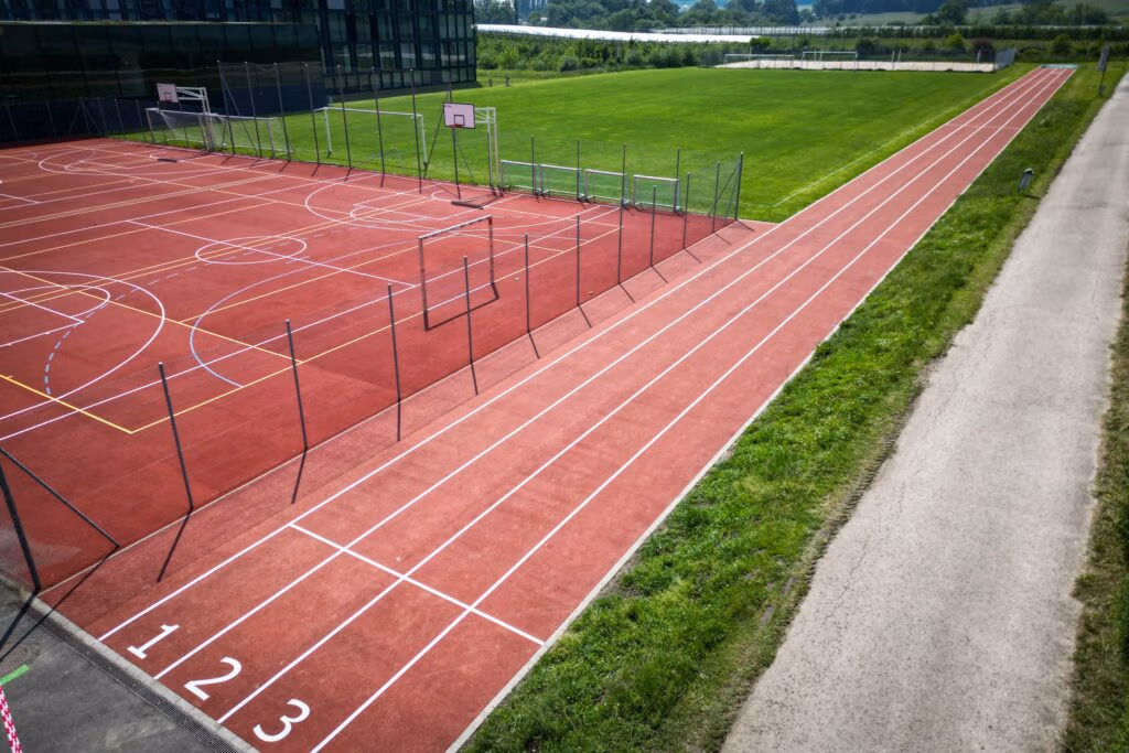 Réfection de la piste d'athlétisme du gymnase de Marcelin.