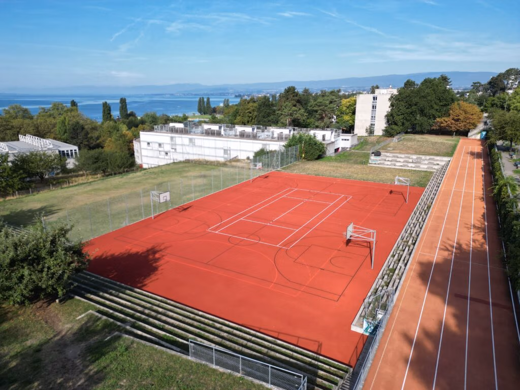 Réfection de la piste et remise à neuf du terrain multisport.