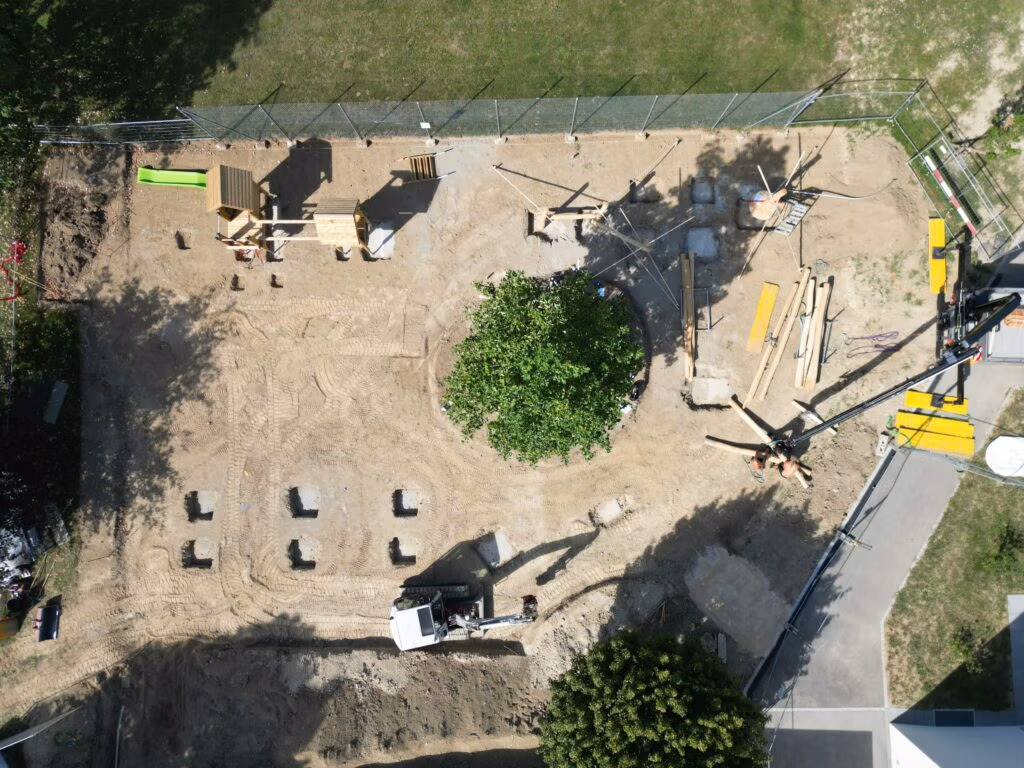 Point de vue aérien des fondations d'une place de jeux.