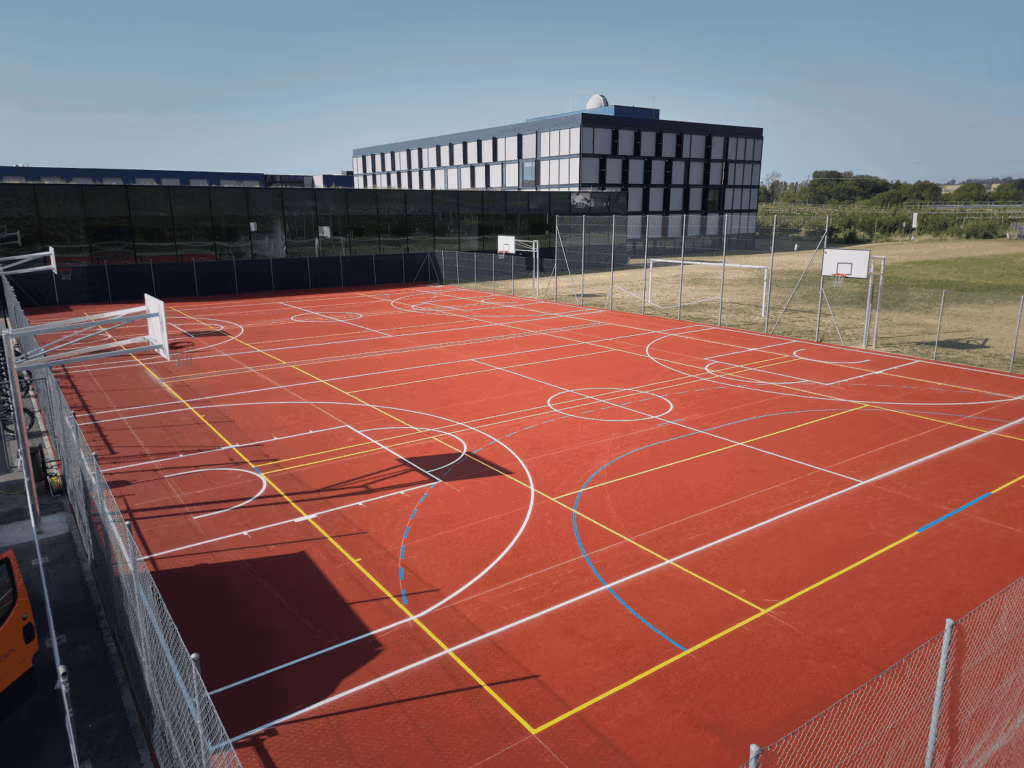 Création de deux terrains multisport au gymnase de Marcelin.