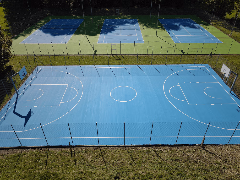 Réfection d'un terrain de basketball, réalisée par Terrasport SA.