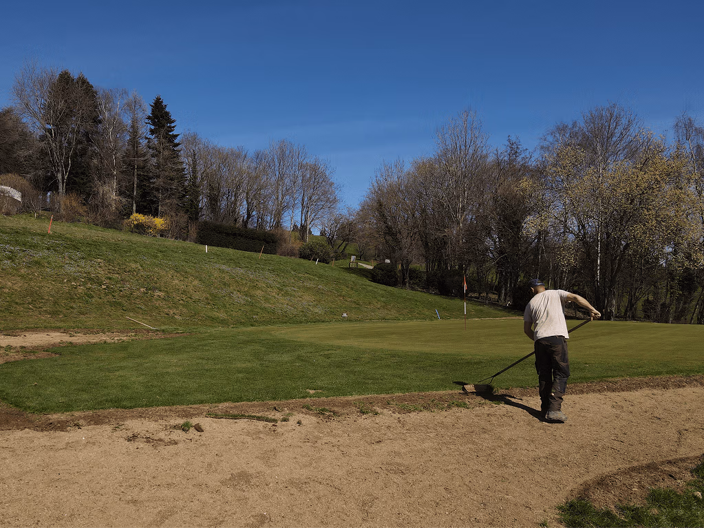 Entretien sur terrain de golf.