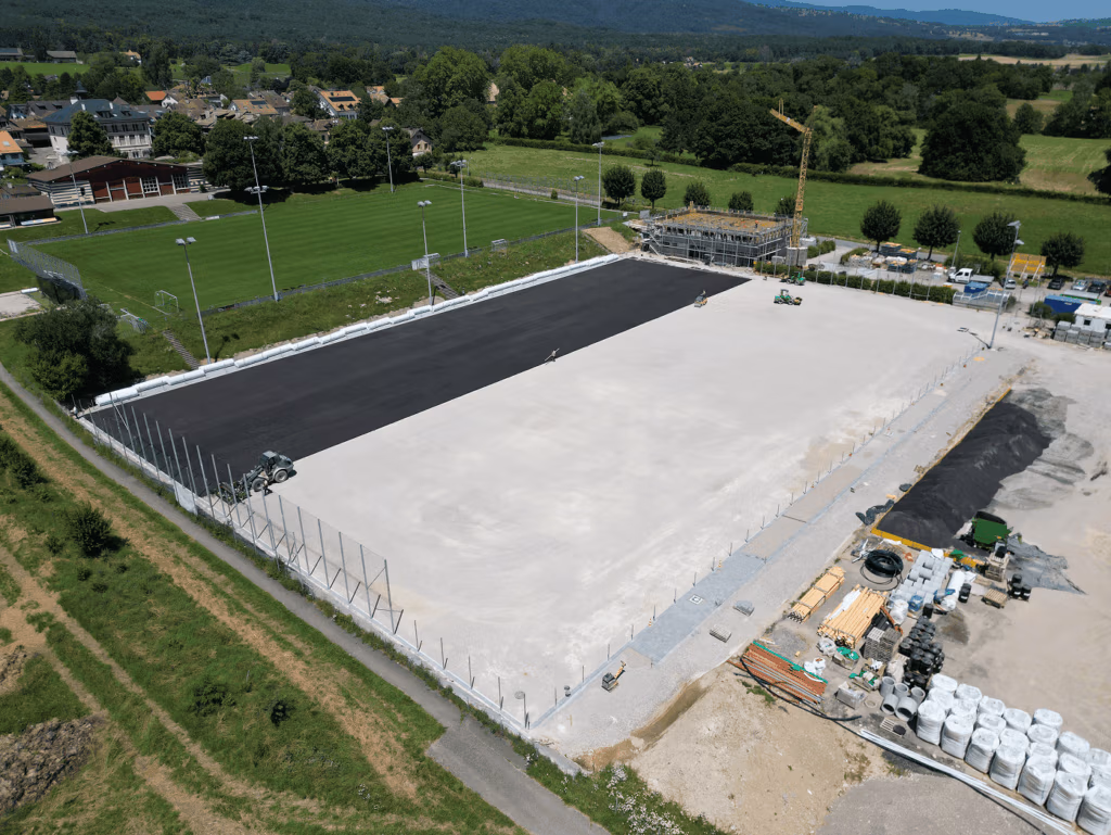 Mise en place de la couche de souplesse sur le nouveau terrain synthétique du FC Gingins.