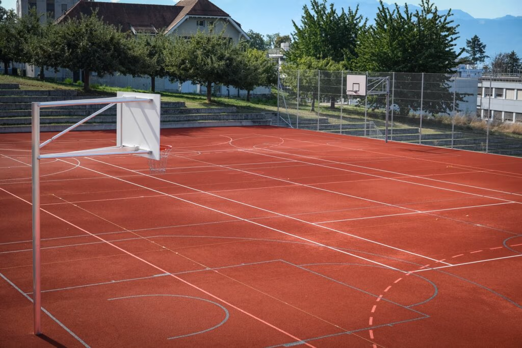Réalisation d'un terrain multisport au gymnase d'Auguste Picard.