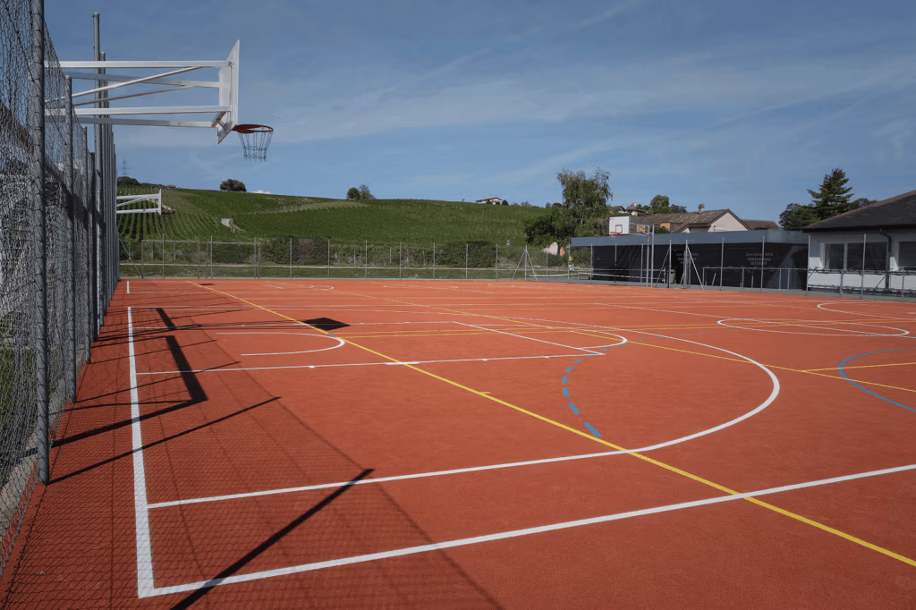 Terrain multisport, réalisé par les équipes de Terrasport SA, au gymnase de Marcelin.