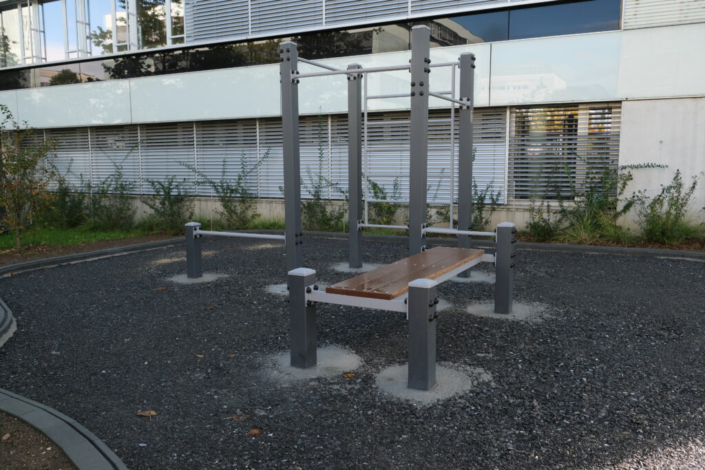 Mise en place des modules d'entraînement pour un street workout.