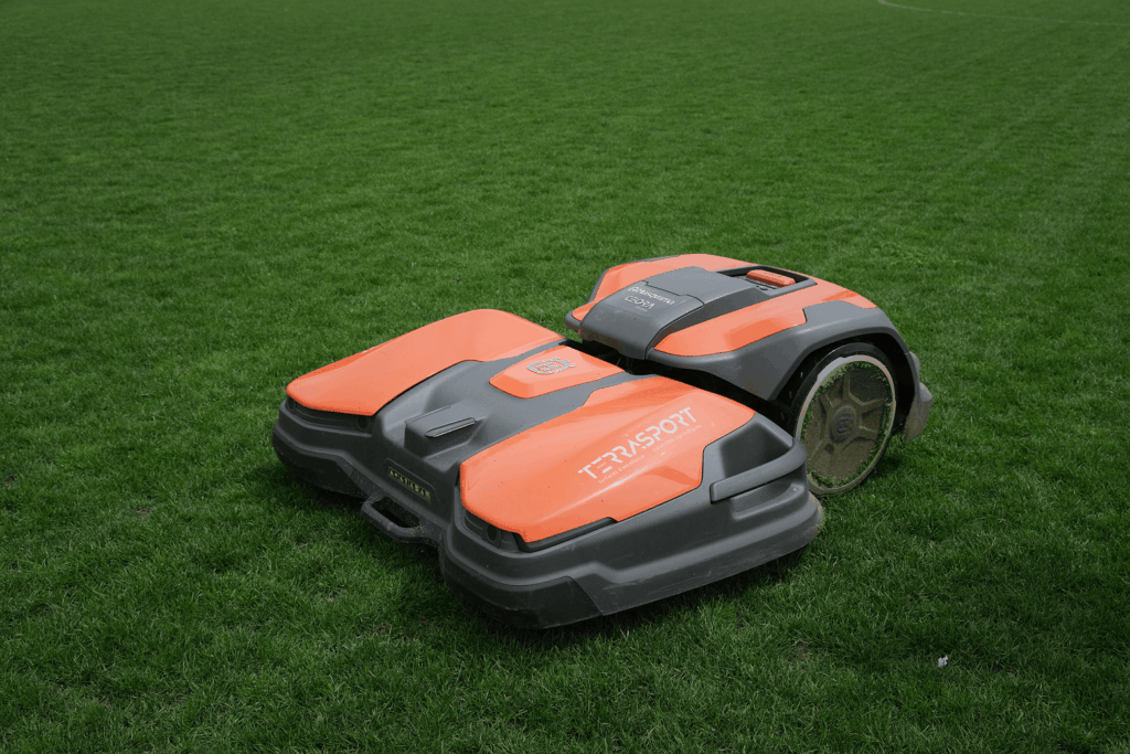 Robot tondeuse mis en service par Terrasport SA.