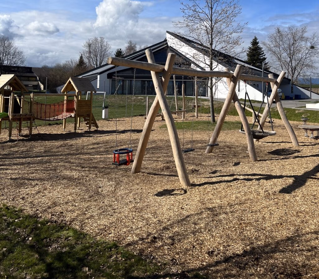 Création d'une place de jeux en bois et en copeau de bois.