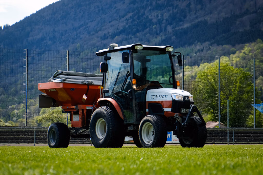 Tracteur et machine Terrasport entrain de travailler.