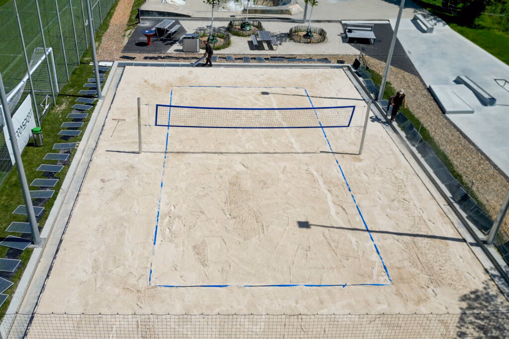 Les équipes de Terrasport entretiennent les terrains de beach-volley à Gland.