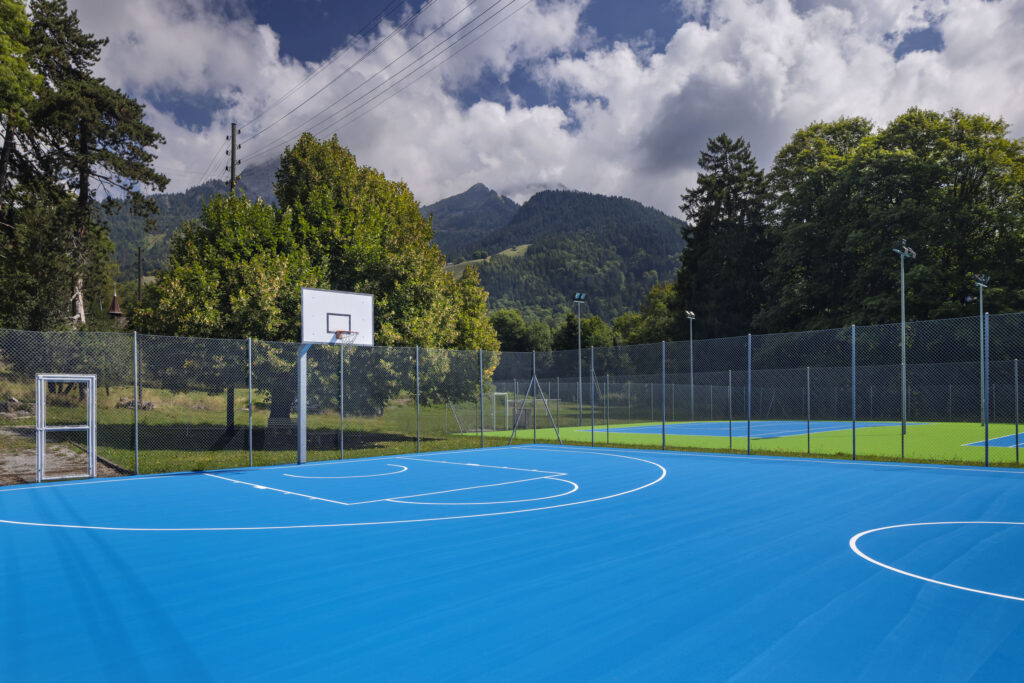 Terrain de basketball réalisé en résine acrylique type LayKold®.