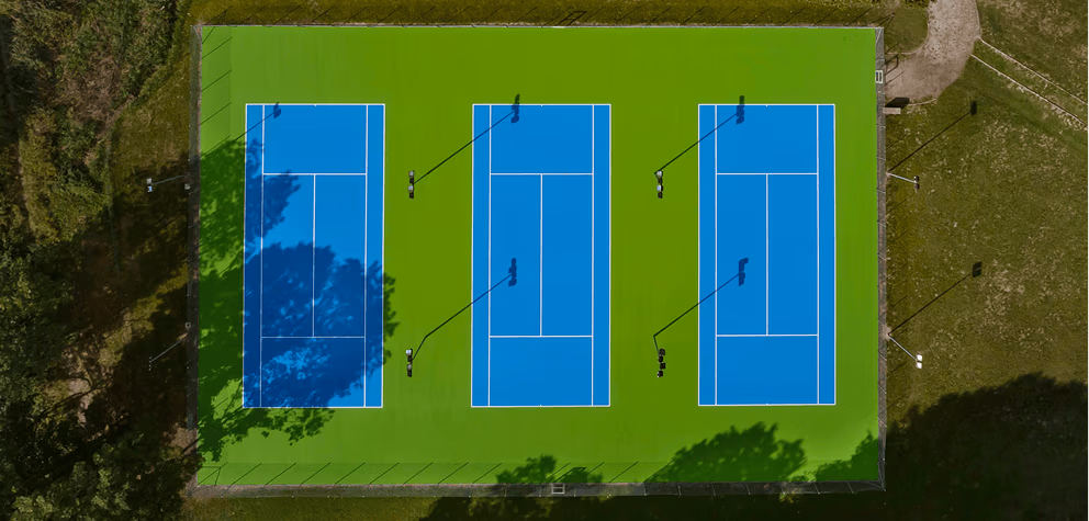 Création de trois courts de tennis en résine acrylique type LayKold®.