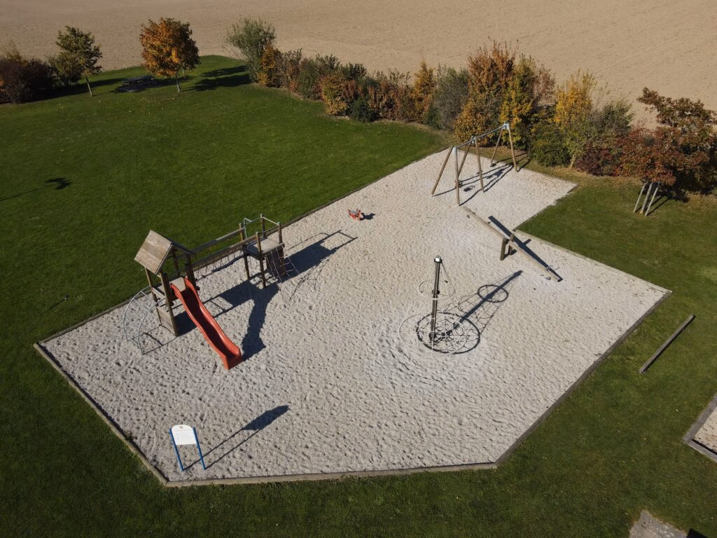 Point de vue aérien de la place de jeux de Senarclens.