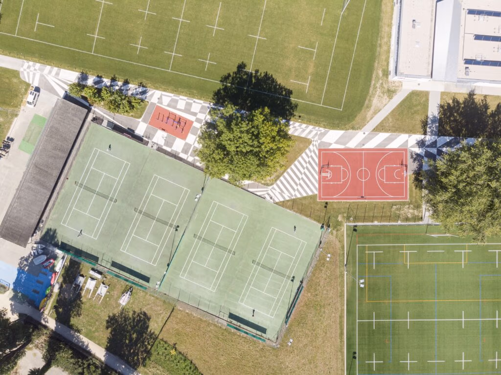 Point de vue aérien des installations sportives à l'UNIL-EPFL.
