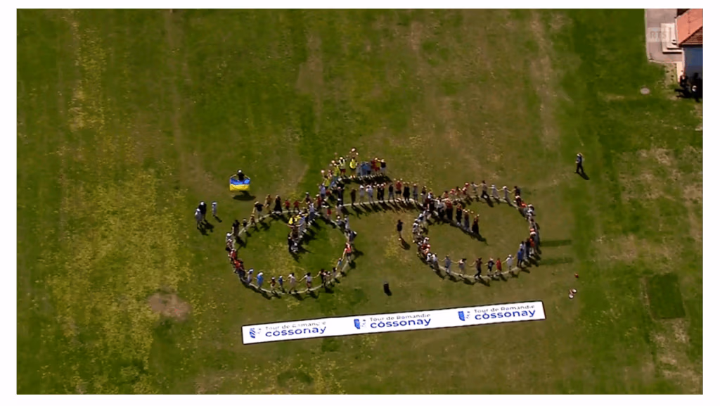 Image de la RTS pendant la manifestation. Point de vue aérien des gens de Cossonay sur les vélo marqué par Terrasport.