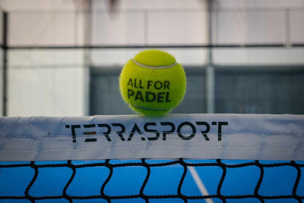 Balle de tennis/padel sur un filet.