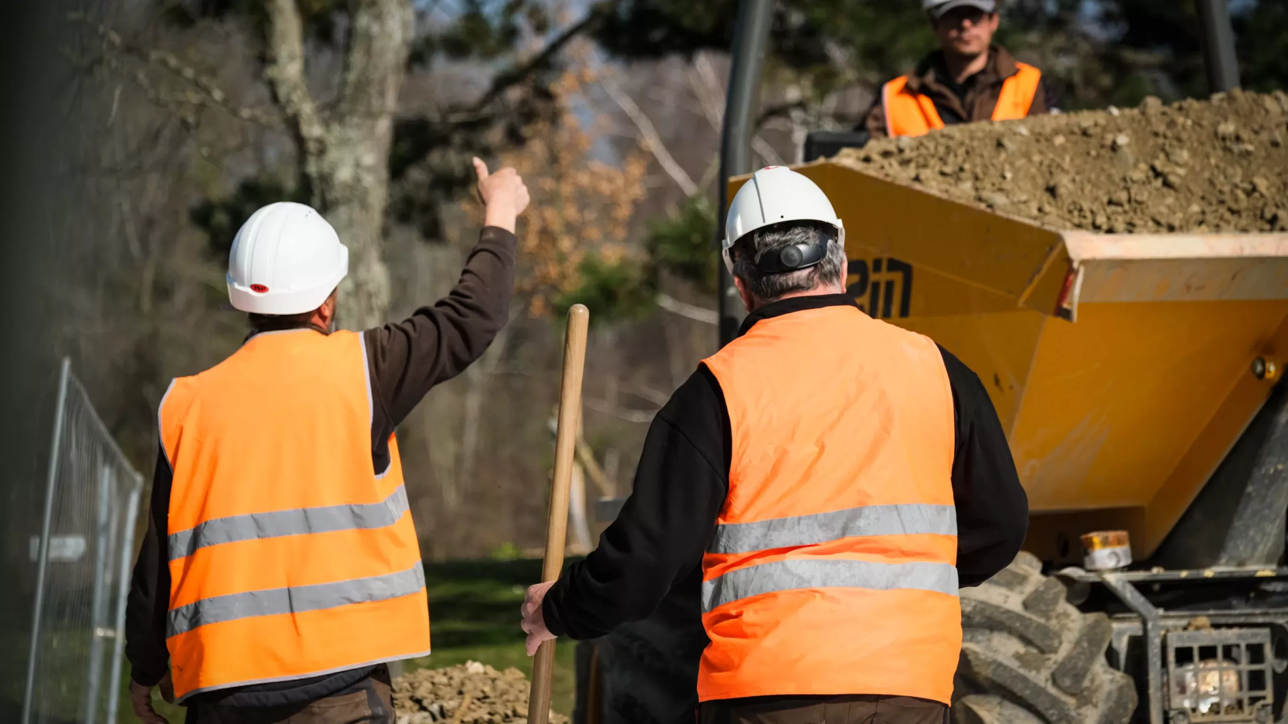 Collaborateurs TS entrain de donné des informations au chauffeur de la chargeuse.