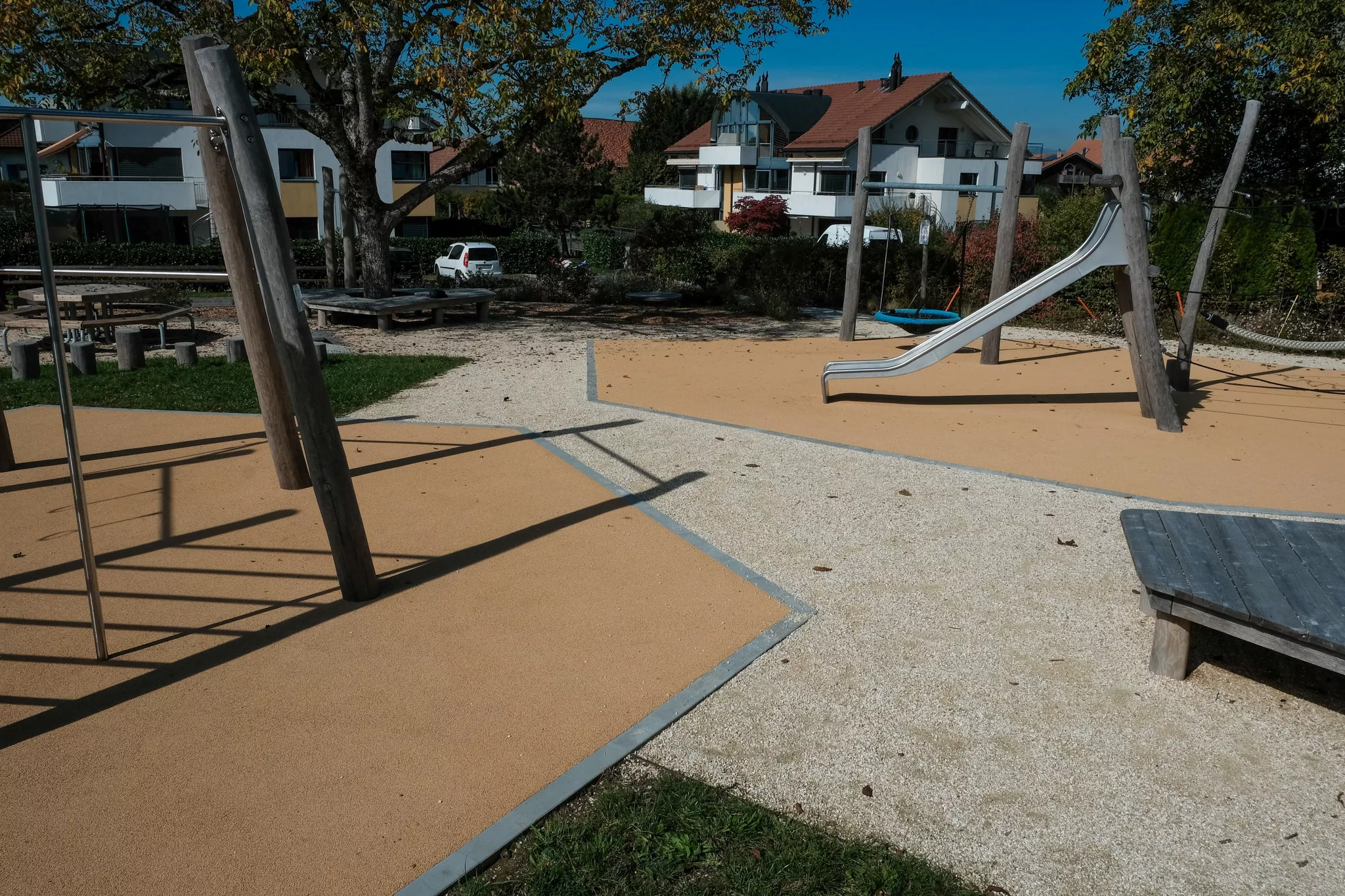 Aire de jeux avec une surface Polyplay®, de la marque Polytan®, à Bretigny.