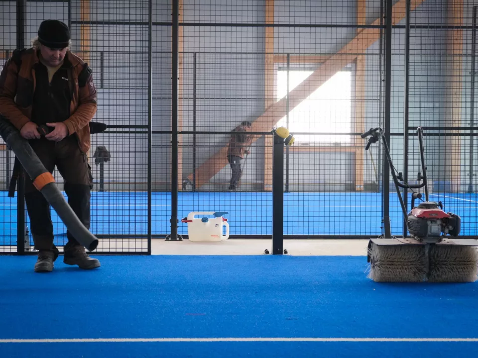 Padel – Maintenance – Granges-Paccot, Padel, Mondo, Entretien - Gazon synthétique high fibers, Entretien