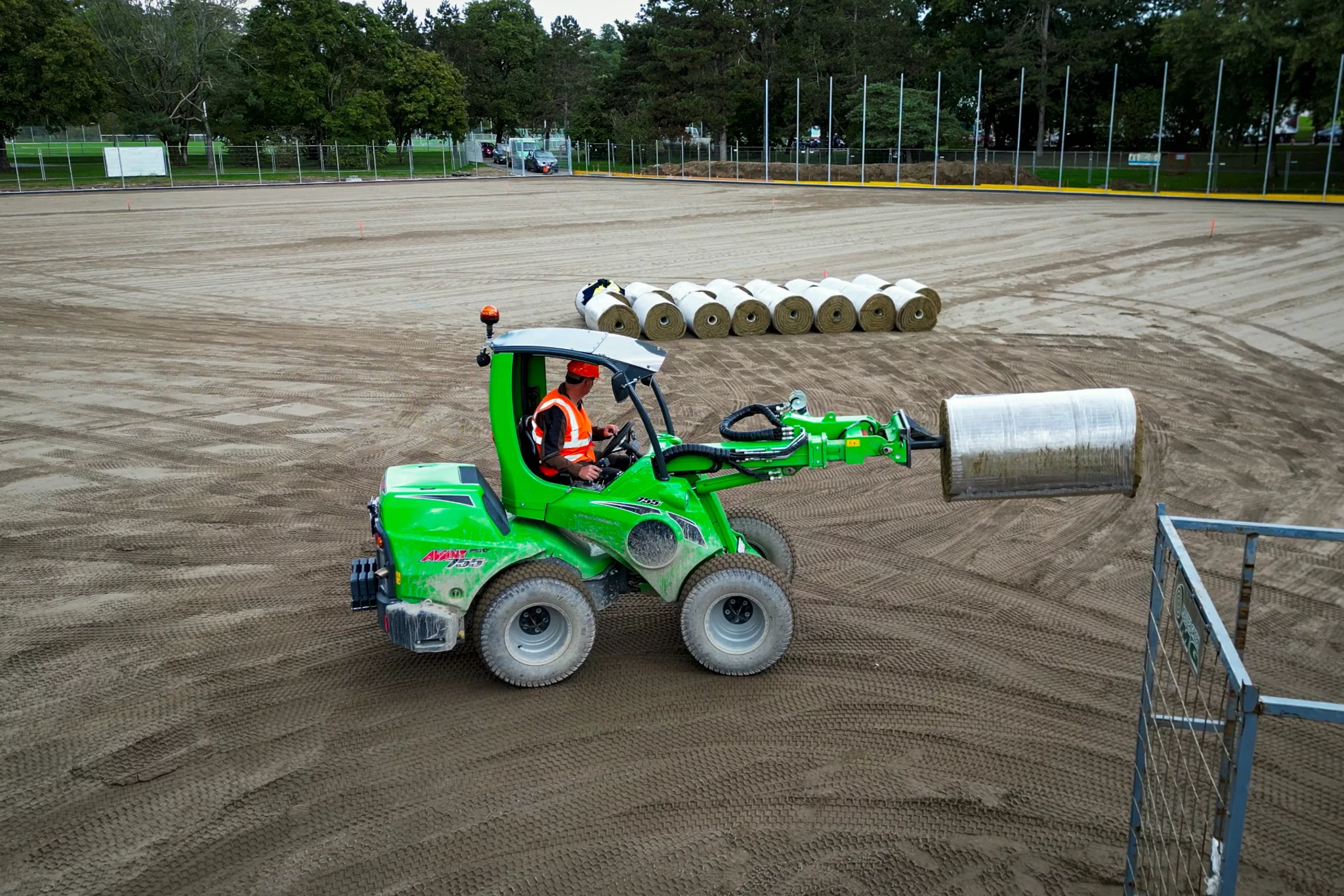Déchargement de rouleaux précultivé, prêt à poser sur un substrat en mélange de terre organique et de sable.