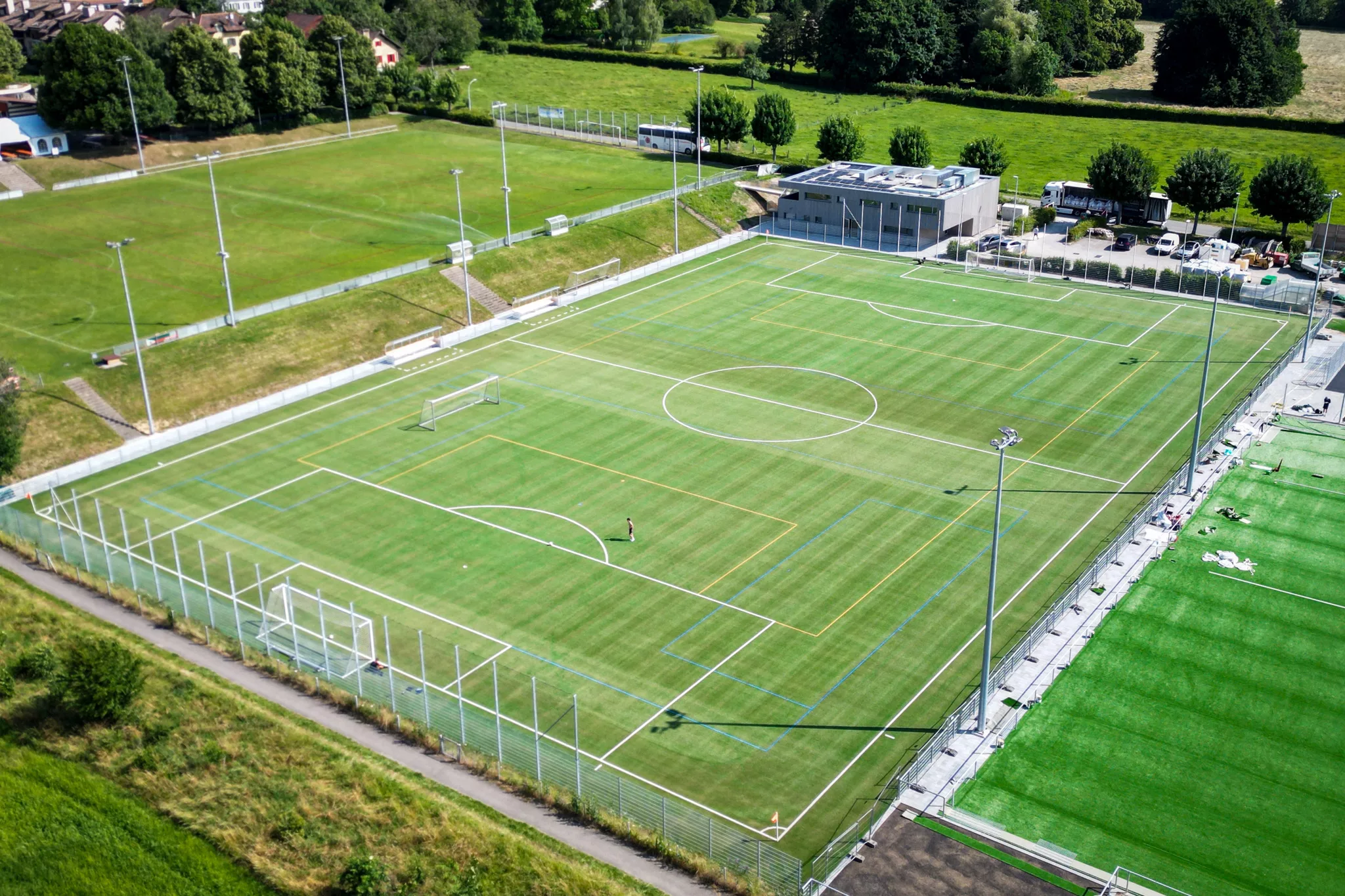 Terrain en gazon synthétique, d'un point de vue en hauteur après les interventions de maintenance annuel.
