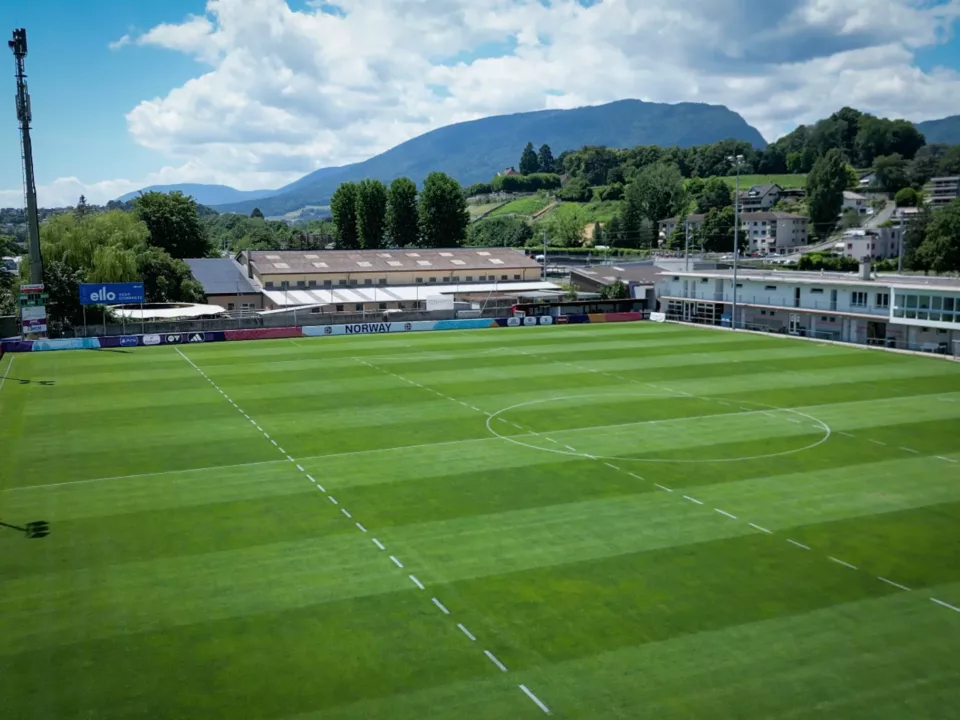 Suivi d&rsquo;équipe professionelle – WEURO 2025, Football, Lay & play - Naturel, Substrat terre-sable, Entretie...